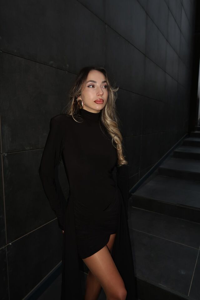 Siyah Kuyruklu Elbise