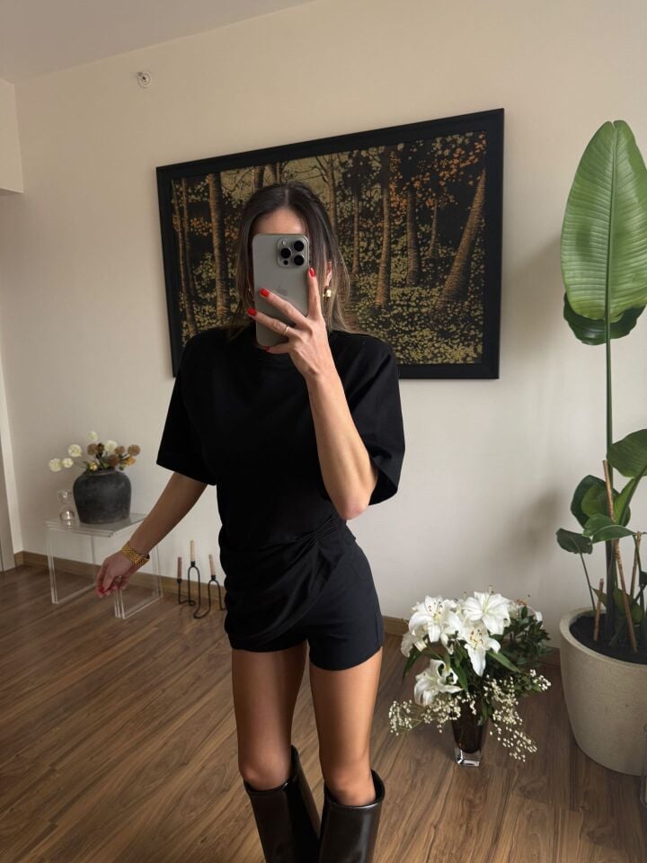 Siyah Yan Büzgü Detaylı Vatkalı Bluz