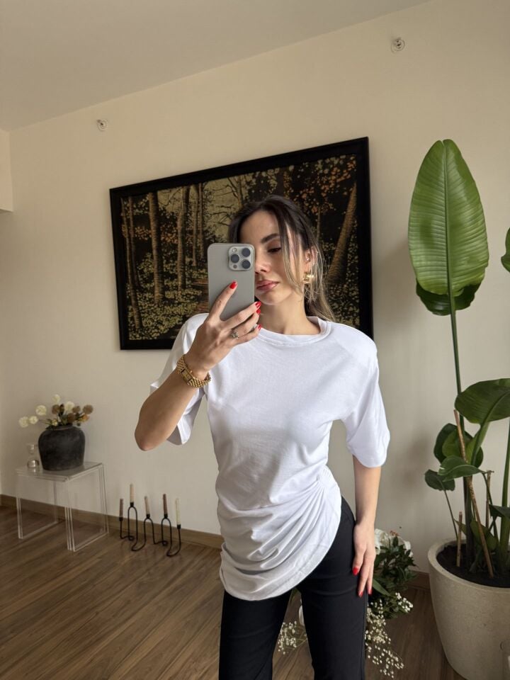 Beyaz Yan Büzgü Detaylı Vatkalı Bluz